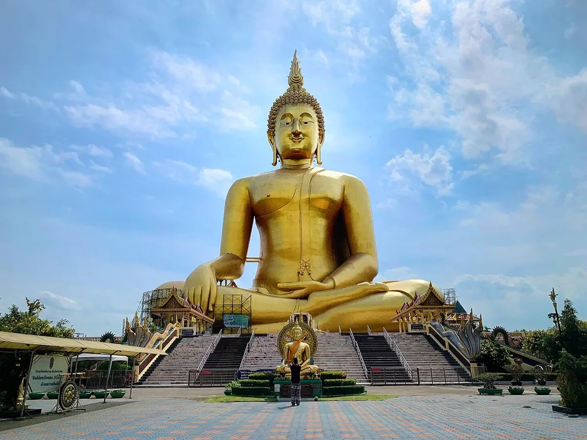 พระพุทธมหานวมินทร์ศากยมุนีศรีวิเศษชัยชาญ วัดม่วง จังหวัดอ่างทอง