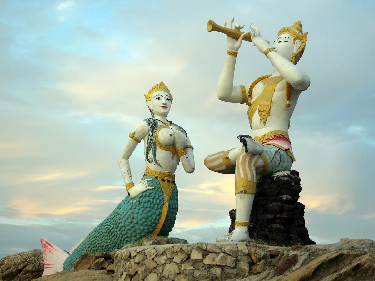 รูปปั้นพระอภัยมณีและนางเงือก หาดทรายแก้ว เกาะเสม็ด จังหวัดระยอง