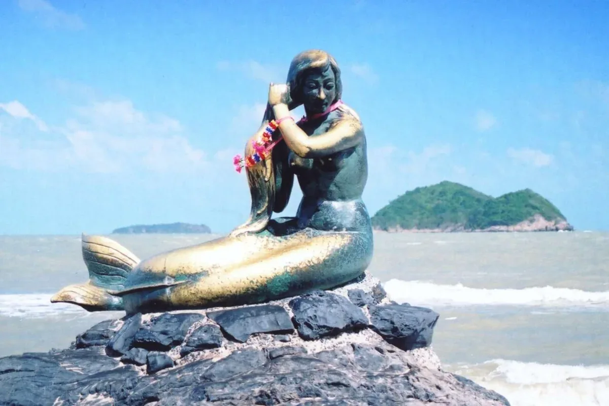 นางเงือกทอง หาดสมิหลา จังหวัดสงขลา